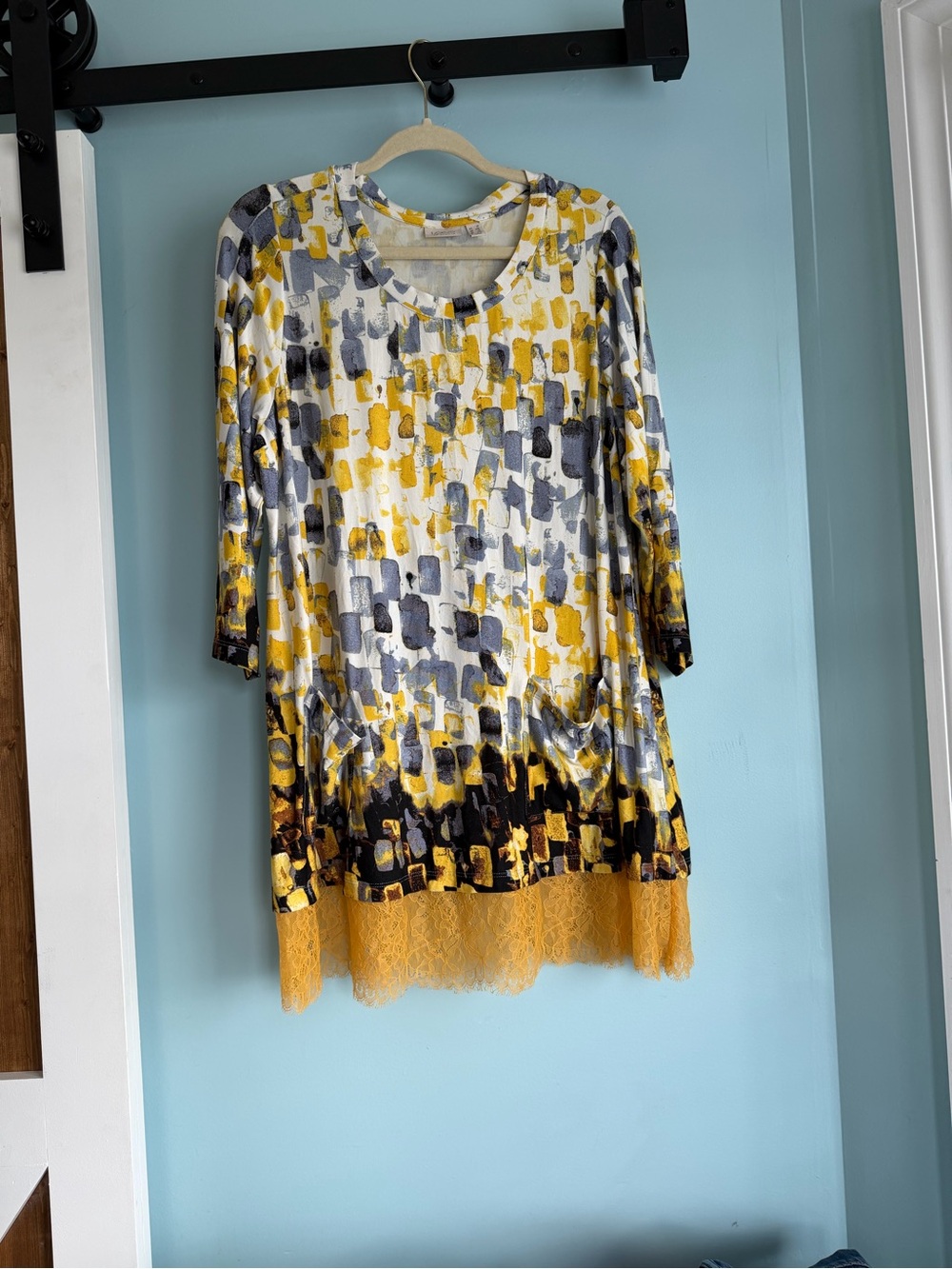 LOGO Lori Goldstein Size 10 Abstract Tunic Top Lace Hem Mustard Gray